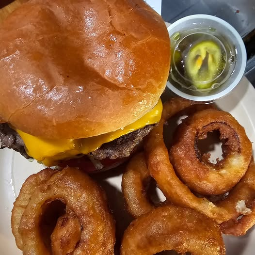 Cheeseburger with crispy onion rings